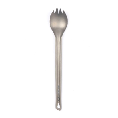 Elul on otsinuga titanist söögiriist - Lifeventure Titanium Long-Handled Spork.