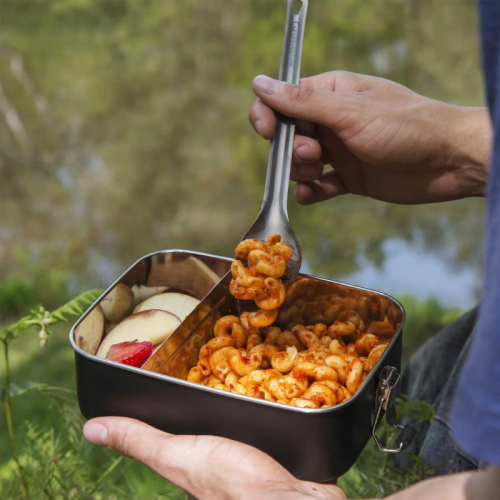 Elul on otsinuga titanist söögiriist - Lifeventure Titanium Long-Handled Spork.
